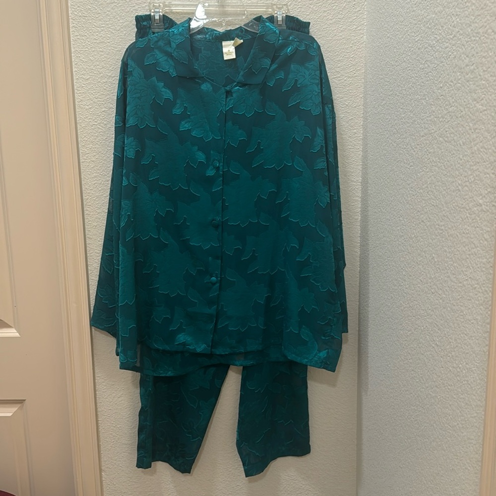 Victorias Secret very sheer, silky green pajama set, size L